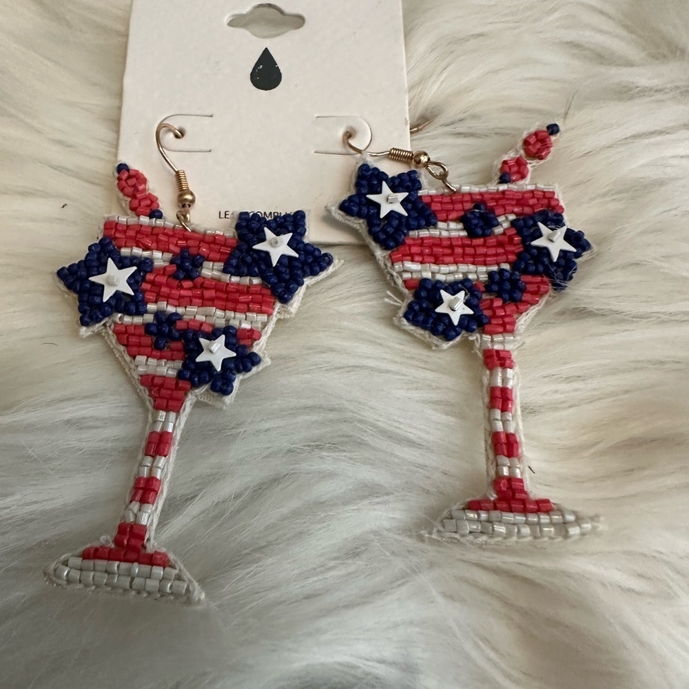 🩷5/$10 Patriotic Beaded Earrings - Picture 1 of 3